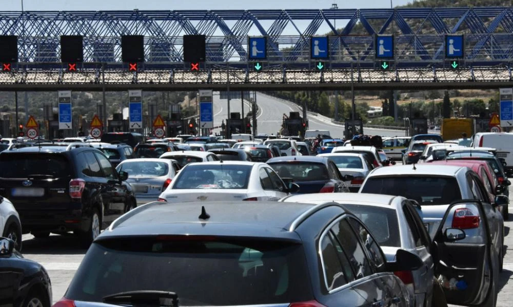 Καραμπόλα στην Εθνική Οδό Αθηνών - Κορίνθου με τρία οχήματα